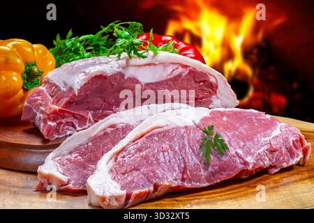 steak d'aloyau cru, barbecue Banque D'Images