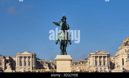 Statue équestre Louis XIV, le Roi Soleil, devant le Château de Versailles près de Paris France Banque D'Images