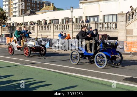 Madeira Drive, Brighton, East Sussex, Royaume-Uni. C'est le London to Brighton Veteran car Rally 2025 qui arrive de Londres sur son événement annuel. Cette année, l'événement automobile le plus ancien au monde aura lieu le dimanche 2 novembre 2025, commémorant la célèbre course d'émancipation de novembre 1896. Cette image représente un de Dion bouton de 1903. 2 novembre 2025. David Smith/Alamy Banque D'Images