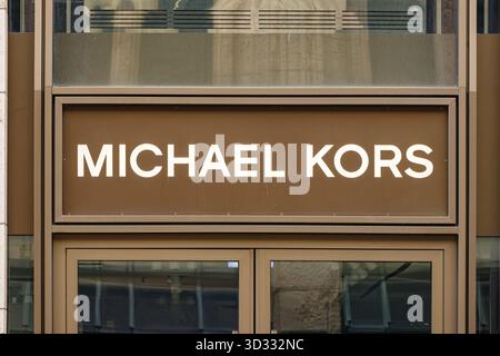 Logo de marque de luxe Michael Kors à l'extérieur d'un magasin Banque D'Images