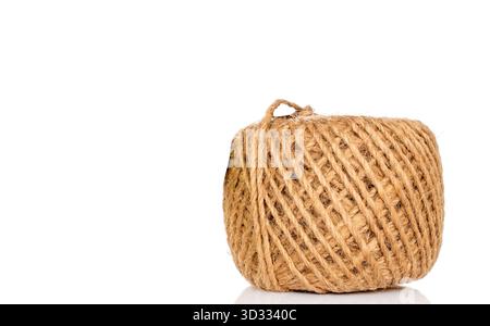 Corde de jute roulée isolée sur fond blanc. Banque D'Images