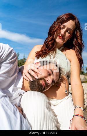 Femme enceinte et homme partageant un moment tendre de connexion et d'anticipation Banque D'Images