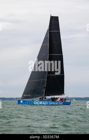 Ocean Breeze un Volvo 70 Racing Yacht dans le Solent dans le sud de l'Angleterre se prépare à participer à la Round the Island Race Banque D'Images