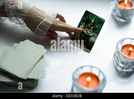Le lecteur de tarot fait une lecture Banque D'Images