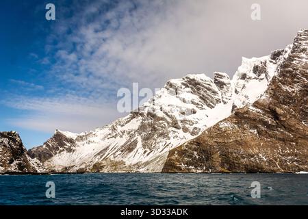 Paysages et paysages marins avec des montagnes dans la baie d'Elsehul, île de Géorgie du Sud, Océan Austral, région Antarctique Banque D'Images