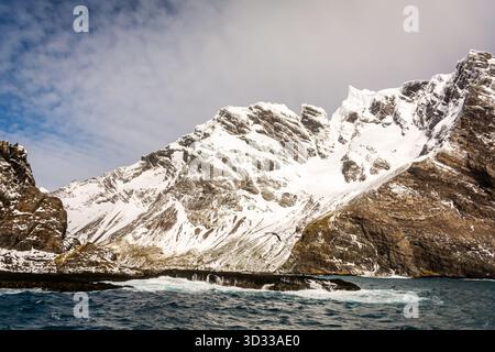 Paysages et paysages marins avec des montagnes dans la baie d'Elsehul, île de Géorgie du Sud, Océan Austral, région Antarctique Banque D'Images