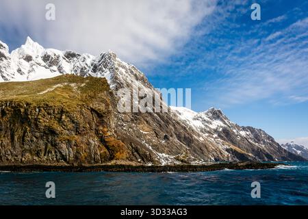 Paysages et paysages marins avec des montagnes dans la baie d'Elsehul, île de Géorgie du Sud, Océan Austral, région Antarctique Banque D'Images