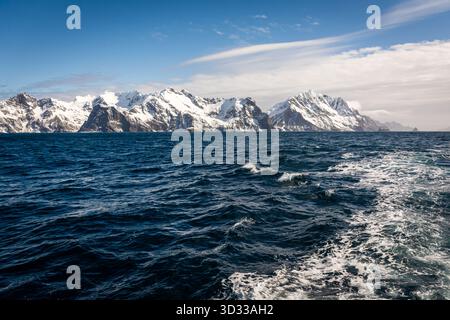 Paysages et paysages marins avec des montagnes dans la baie d'Elsehul, île de Géorgie du Sud, Océan Austral, région Antarctique Banque D'Images