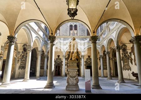 La Cour de la colonne, ou Cour Michelozzo, architecte Michelozzo di Bartolomeo, Palazzo Medici Riccardi, Florence, Toscane, Italie Banque D'Images