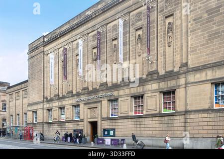 Vue sur la rue des piétons devant le bâtiment de la Bibliothèque nationale d'Écosse à l'architecture néoclassique à Édimbourg en Écosse Banque D'Images