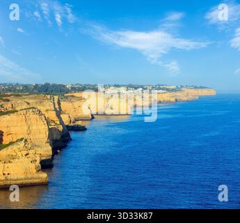 L'océan Atlantique d'été côte rocheuse près de Carvoeiro, Lagoa (Algarve, Portugal). Banque D'Images