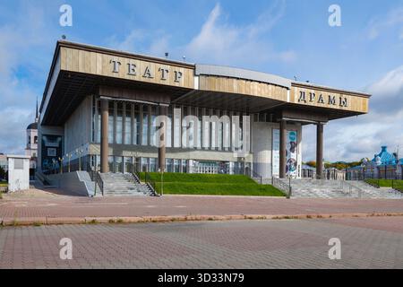 TOMSK, RUSSIE - 14 SEPTEMBRE 2025 : la construction du théâtre dramatique régional de Tomsk un jour ensoleillé de septembre Banque D'Images