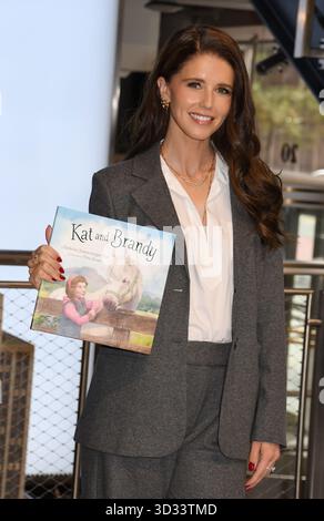 New York, NY, États-Unis. 3 novembre 2025. Katherine Schwarzenegger Pratt visite l'Empire State Building pour célébrer la sortie de son nouveau livre pour enfants, Kat and Brandy, le 3 novembre 2025 à New York. Crédit : Mpi099/Media Punch/Alamy Live News Banque D'Images