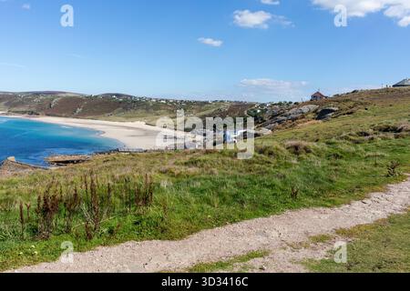 Vue de Sennen Cove depuis le sentier côtier par un après-midi ensoleillé de septembre. Cornwall, Angleterre, Royaume-Uni Banque D'Images