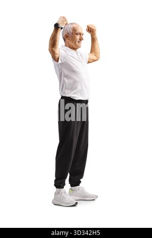 Homme âgé dans les muscles de bras fléchissants de vêtements de sport isolés sur fond blanc Banque D'Images