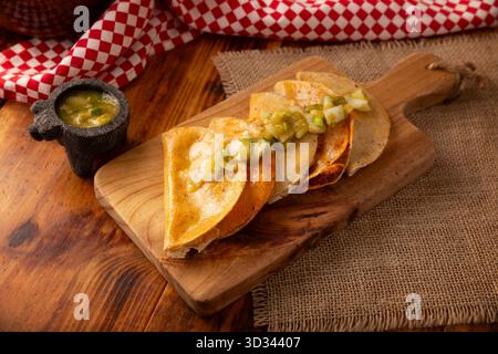 Les tacos de Canasta, des « tacos en panier » également connus sous le nom de Tacos Sudados, sont un fast food typique du Mexique. Ils sont faits avec des tortillas de maïs et peuvent être remplis Banque D'Images