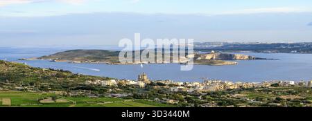 Vue panoramique de trois îles de la Méditerranée de l'état de Malte en face de l'île de Gozo dans la petite île moyenne de Comino dans le dos Banque D'Images