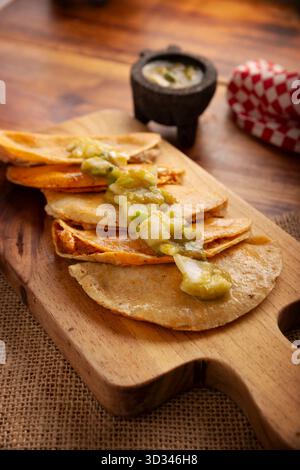 Les tacos de Canasta, des « tacos en panier » également connus sous le nom de Tacos Sudados, sont un fast food typique du Mexique. Ils sont faits avec des tortillas de maïs et peuvent être remplis Banque D'Images