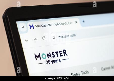 New York, États-Unis - 26 janvier 2025 : Monster Website affiché sur un écran d'ordinateur portable, présentant des ressources de recherche d'emploi et de développement de carrière Banque D'Images