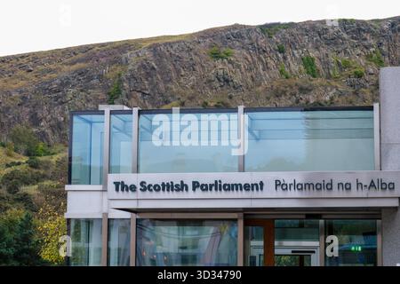 Édimbourg, Royaume-Uni - 30 OCT 2025 - le bâtiment du Parlement écossais à Édimbourg, en Écosse, situé à côté du célèbre volcan Arthurs Seat éteint Banque D'Images