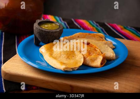 Les tacos de Canasta, des « tacos en panier » également connus sous le nom de Tacos Sudados, sont un fast food typique du Mexique. Ils sont faits avec des tortillas de maïs et peuvent être remplis Banque D'Images