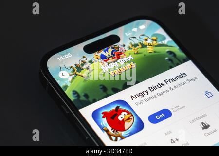 New York, États-Unis - 20 décembre 2024 : application de jeu Angry Birds Friends affichée sur l'écran du smartphone avec logo. Jeu de puzzle multijoueur avec chara d'oiseau Banque D'Images