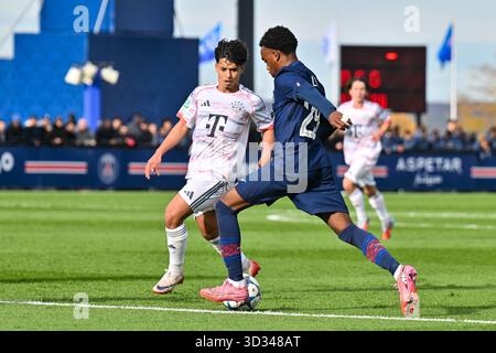 PARIS, FRANCE - 4 NOVEMBRE : dans le duel Maycon CARDOZO (FC Bayern Munich 7) et Elijah LY (PSG U19 29) lors du match de championnat entre les U19 du Paris Saint Germain et les U19 du FC Bayern Munich lors de la 4ème journée de la Ligue des jeunes de l'UEFA Banque D'Images