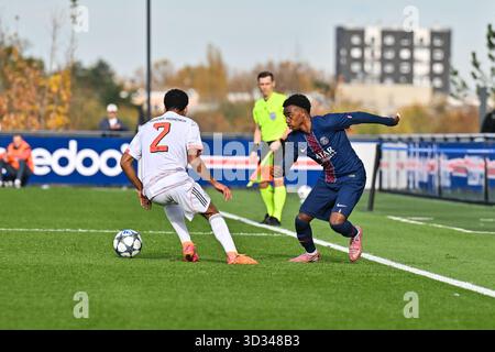 PARIS, FRANCE - 4 NOVEMBRE : dans le duel Chivano WIJKS (FCB Bayern Munich U19 2) et Elijah LY (PSG U19 29) lors du match de championnat entre les U19 du Paris Saint Germain et les U19 du FC Bayern Munich lors de la 4ème journée de la Ligue des jeunes de l'UEFA au PS Banque D'Images