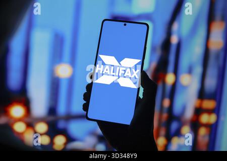 10 septembre 2024, Paraguay. Dans cette illustration photo, le logo de la Halifax Bank of Scotland est affiché sur l'écran d'un téléphone intelligent Banque D'Images