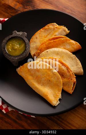Les tacos de Canasta, des « tacos en panier » également connus sous le nom de Tacos Sudados, sont un fast food typique du Mexique. Ils sont faits avec des tortillas de maïs et peuvent être remplis Banque D'Images
