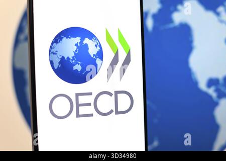 6 septembre 2024, Paraguay. Dans cette illustration photo, le logo de l'Organisation de coopération et de développement économiques (OCDE) est affiché sur un smar Banque D'Images