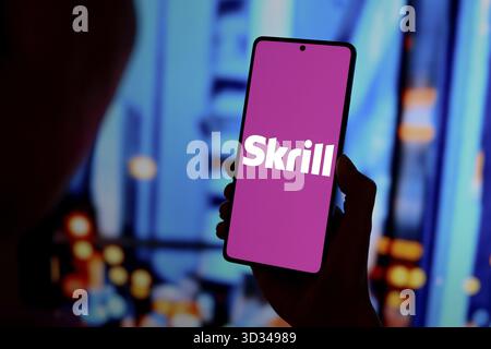 6 septembre 2024, Paraguay. Dans cette illustration photo, le logo Skrill est affiché sur l'écran d'un smartphone Banque D'Images