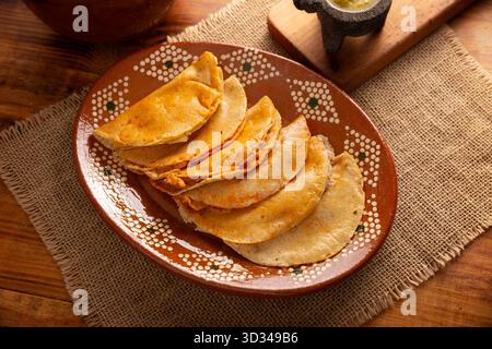Les tacos de Canasta, des « tacos en panier » également connus sous le nom de Tacos Sudados, sont un fast food typique du Mexique. Ils sont faits avec des tortillas de maïs et peuvent être remplis Banque D'Images