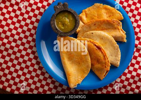Les tacos de Canasta, des « tacos en panier » également connus sous le nom de Tacos Sudados, sont un fast food typique du Mexique. Ils sont faits avec des tortillas de maïs et peuvent être remplis Banque D'Images