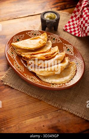 Les tacos de Canasta, des « tacos en panier » également connus sous le nom de Tacos Sudados, sont un fast food typique du Mexique. Ils sont faits avec des tortillas de maïs et peuvent être remplis Banque D'Images