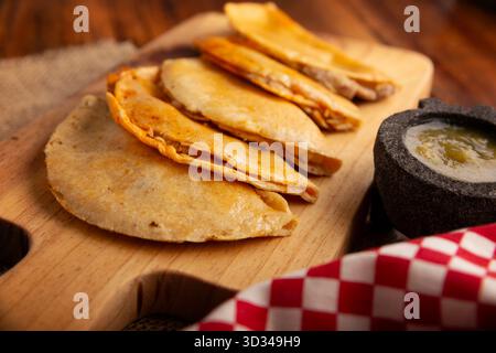 Les tacos de Canasta, des « tacos en panier » également connus sous le nom de Tacos Sudados, sont un fast food typique du Mexique. Ils sont faits avec des tortillas de maïs et peuvent être remplis Banque D'Images