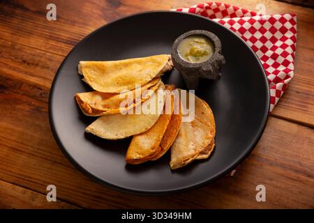 Les tacos de Canasta, des « tacos en panier » également connus sous le nom de Tacos Sudados, sont un fast food typique du Mexique. Ils sont faits avec des tortillas de maïs et peuvent être remplis Banque D'Images