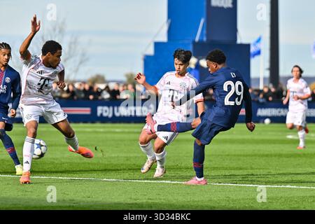 PARIS, FRANKREICH - 4. NOVEMBRE : im Duell Maycon CARDOZO (FC Bayern Munich 7) und Elijah LY (PSG U19 29) beim Ligaspiel [match de ligue] zwischen der U19 von Paris Saint Germain und der U19 des FC Bayern Munich AM 4. Spieltag der UEFA Youth League AM PSG Campus AM 04.11.2025/Chivano WIJKS (FCB FC Bayern Munich U19 2) Banque D'Images