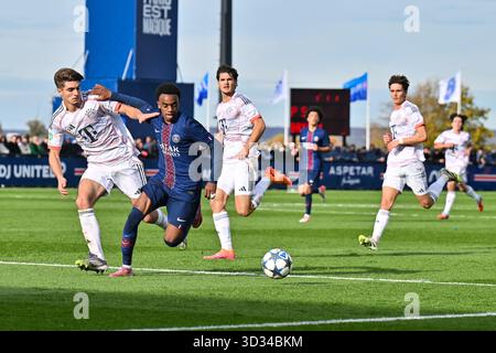 PARIS, FRANKREICH - 4. NOVEMBRE : im Duell Raphael PAVLIC (FC Bayern Munich U19 5) und Elijah LY (PSG U19 29) beim Ligaspiel Zwischen der U19 von Paris Saint Germain und der U19 des FC Bayern Munich AM 4. Spieltag der UEFA Youth League AM PSG Campus AM 04.11.2025 Banque D'Images