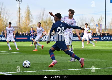 PARIS, FRANKREICH - 4. NOVEMBRE : im Duell Raphael PAVLIC (FC Bayern Munich U19 5) und Elijah LY (PSG U19 29) beim Ligaspiel Zwischen der U19 von Paris Saint Germain und der U19 des FC Bayern Munich AM 4. Spieltag der UEFA Youth League AM PSG Campus AM 04.11.2025 Banque D'Images