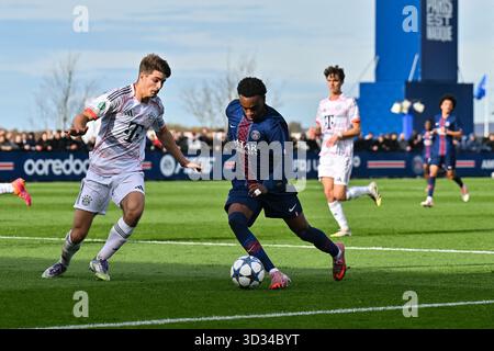 PARIS, FRANCE - 4 NOVEMBRE : dans le duel Raphael PAVLIC (FC Bayern Munich U19 5) et Elijah LY (PSG U19 29) lors du match de championnat entre les U19 du Paris Saint Germain et les U19 du FC Bayern Munich lors de la 4ème journée de l'UEFA Youth League AT Banque D'Images