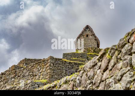 Vue panoramique avec Maison du gardien (Casa del Guardian) au Sanctuaire historique de Machu Picchu. Banque D'Images