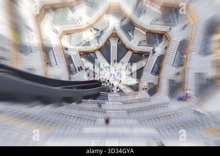 Le navire, également connu sous le nom d'escalier Hudson Yards conçu par l'architecte Thomas Heatherwick. Vue intérieure avec les gens qui marchent Banque D'Images