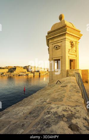 Lever de soleil sur la Valette, Malte vu de Senglea et Guardiola Gardens Banque D'Images