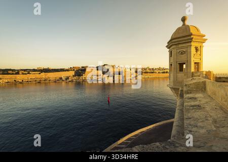 Lever de soleil sur la Valette, Malte vu de Senglea et Guardiola Gardens Banque D'Images