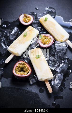 Sain et rafraîchissant, fruit de la passion maison et yaourt popsicle Banque D'Images