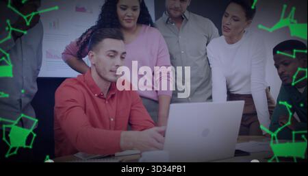 Collaboration de collègues examinant la présentation sur ordinateur portable argenté dans la salle de réunion, avec tableau graphique Banque D'Images