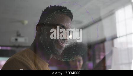 Analysant les professionnels de la technologie interagissant avec la sphère holographique derrière le panneau de verre dans le bureau Banque D'Images