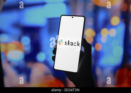 21 août 2024, Paraguay. Dans cette illustration photo, le logo Slack est affiché sur l'écran d'un smartphone Banque D'Images