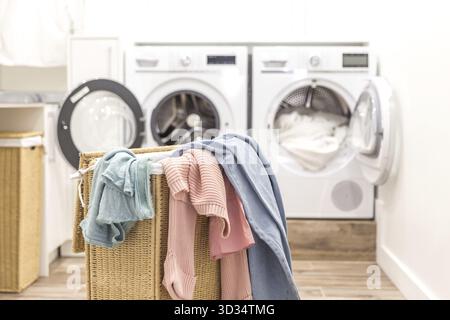 Panier de blanchisserie avec lave-linge et sèche-linge dans l'arrière-plan Banque D'Images